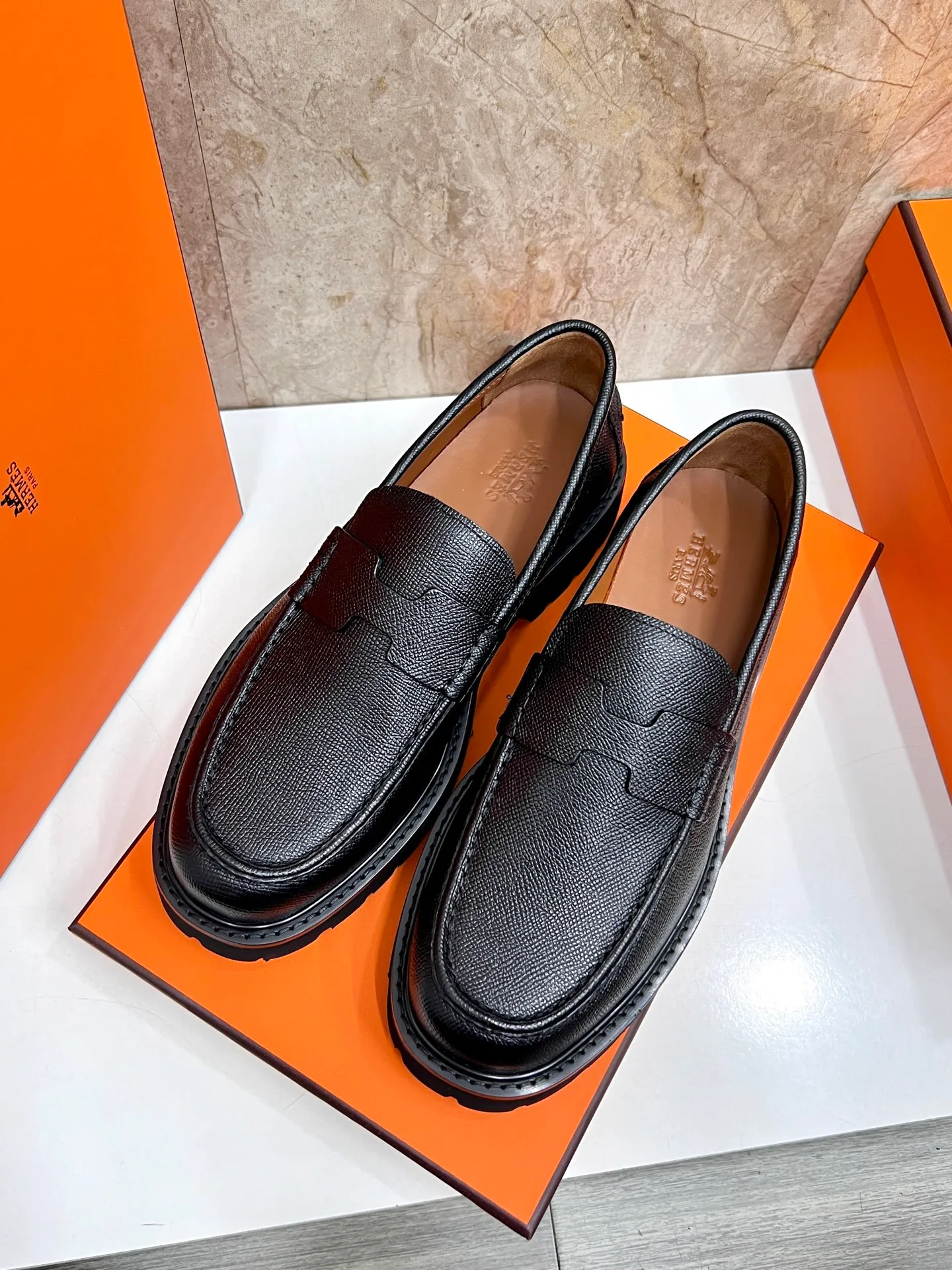 Original order quality P840 Brand: Hermès Standard code: Men's code: 39.40.41.42.43.44. (38.45 custom-made Grade: Same as the official website Original order quality Material: Original cowhide Original breathable cowhide lining Original outsole Style category: Men's fashionable casual leather shoes Color: Actual picture